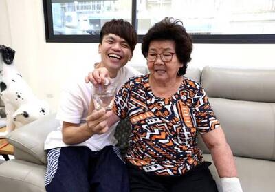 沒第一時間奔喪疑被堂妹暗酸！ 蔡阿嘎曝「已回嘉義」