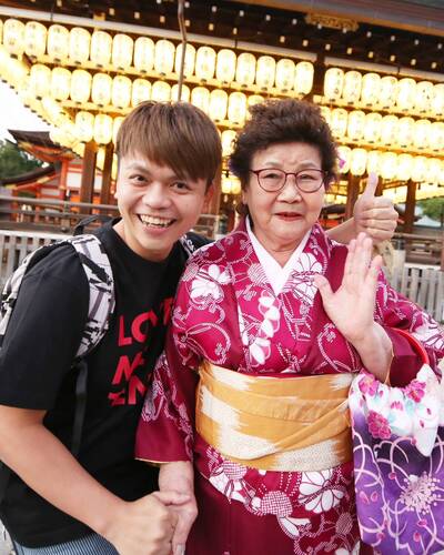 蔡阿嘎淚別嘎嬤    相約下輩子再好好牽手散步