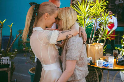 「暮光女主角」女女CP擁吻結婚照曝光 全網：最好的新娘