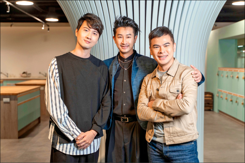 Darren臣服戴立忍曝狂舉 趴地感受震波 DIY修手機