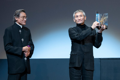 導演徐克獲頒烏迪內終身成就獎!梁家輝千里來頒獎哭了