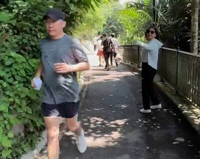男神難逃中年發福！ 梁朝偉凸肚被野生直擊