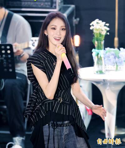 李聖經「粉色麥克風」竟是台粉送的 最美茉莉公主喊別看手機:看我!