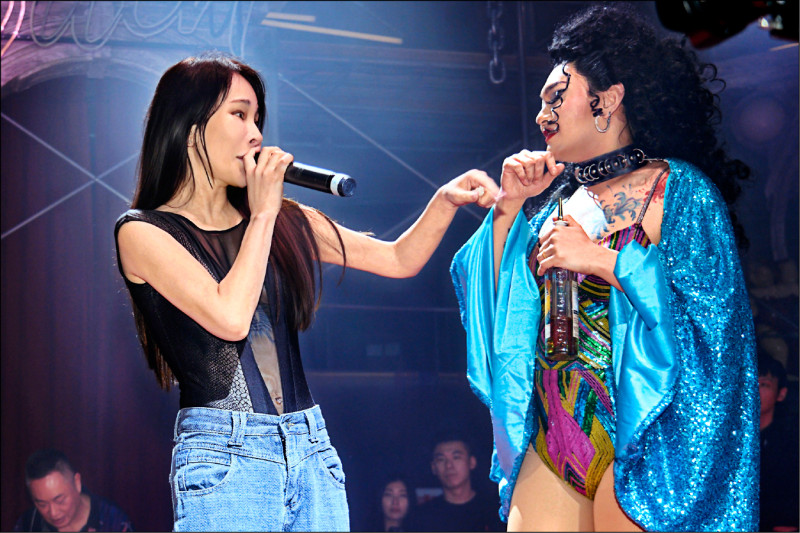 温嵐突襲夜店唱跳 暖場嵐趴踢