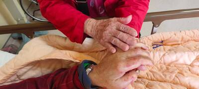 蔡詩萍落淚：老爸無痛無憂了 社群透露98歲父病逝