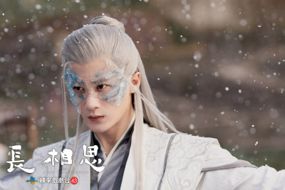 《長相思》男神白髮現身 戴面具拍戲熱到長痱子