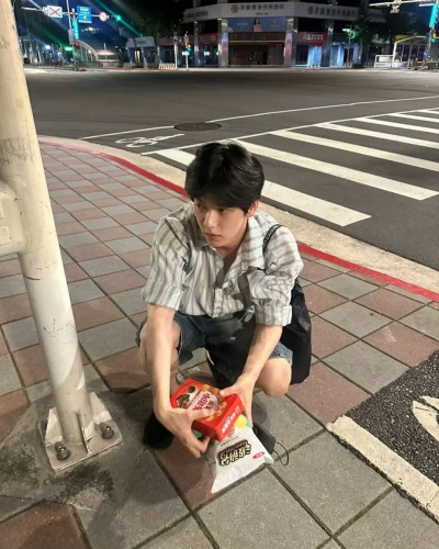 TXT秀彬拿小泡芙蹲路邊超台！三天兩夜台灣行喊：全都在吃