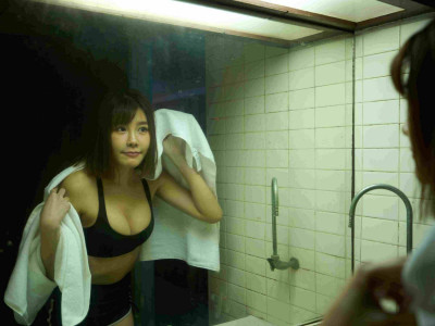 啦啦隊女神拍豎屏劇「太胸猛」  性感睡衣Hold不住