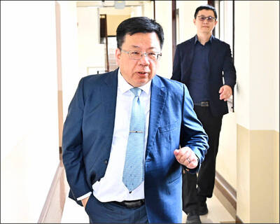 李俊俋用公務車送愛犬美容自請處分 名嘴嗆民眾黨