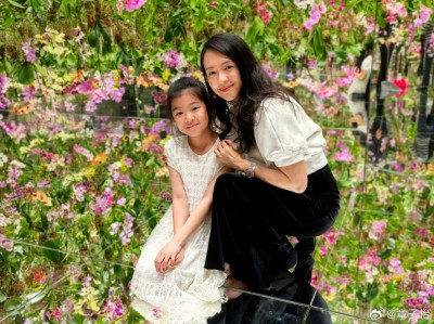 章子怡罕見曬兒女！9歲女兒正臉曝光 網驚呼「越來越像媽媽」