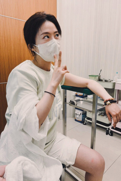 楊小黎遭「海鮮暗器」刺穿腿！忍痛錄影半夜突身體發冷