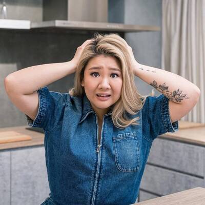 鄭欣宜黃袍加身傳強勢復出  有老爸鄭少秋大俠風範