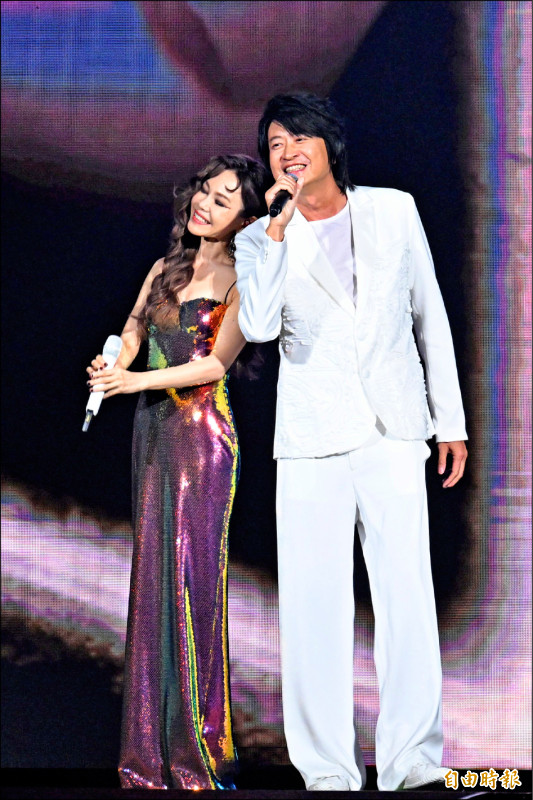 彭佳慧「 4度攻蛋」化身雪白女神辣爆─媽祖台下坐鎮 嗨尬JJ沒在怕