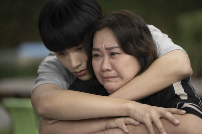 金鐘戲后摩鐵偷情！鍾欣凌當小三 破尺度床戰主管：我像在吃他豆腐