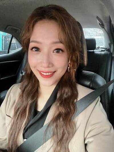 女主播搭公車撿鑰匙膝蓋「喀啦」 尷尬全車都聽到
