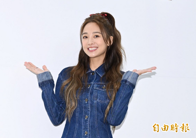 鬼鬼辣穿泳裝抱娃戲水 首度公開愛女「妹子」萌照