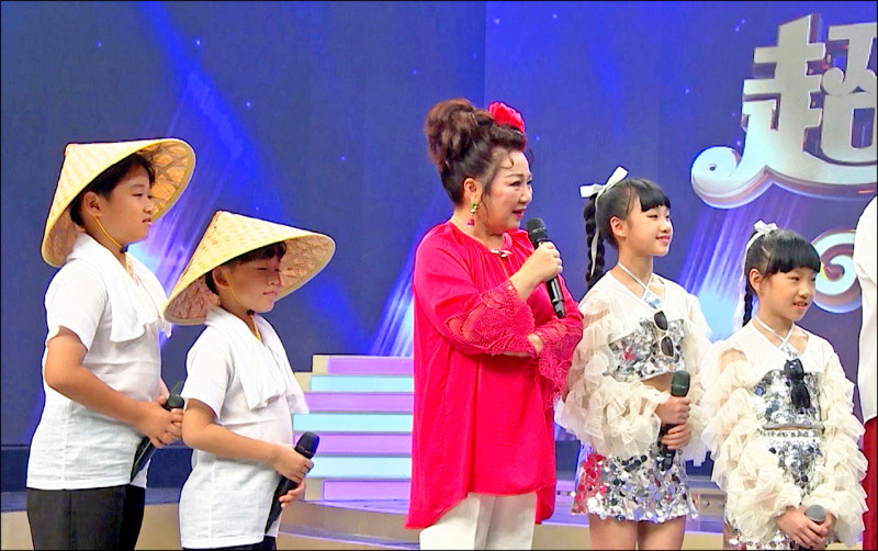 《冰冰Show》童唱對決超級猛   白冰冰虧評審掐到腿瘀青