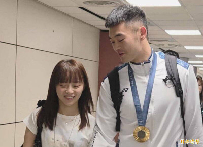 （影）王齊麟陳詩媛爆低調登記結婚！曾喊話今年完婚「包樂天女孩表演」