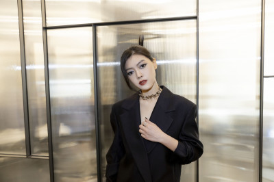 台北大巨蛋正妹到底是誰？真實身分曝光是「林俊傑愛徒」