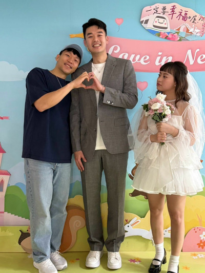 到底誰結婚？李洋貼王齊麟比愛心 「十元」在旁嘟嘴吃醋