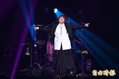 伍佰「觸電」了？唱一半嗨到「表情扭曲」狂抖全被拍