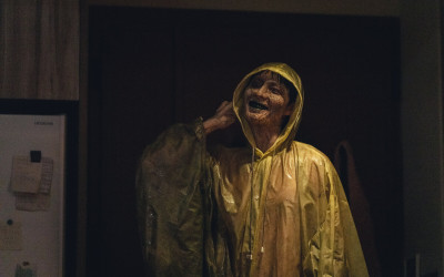 曹佑寧全裸穿雨衣 化身黃衣小飛俠快窒息