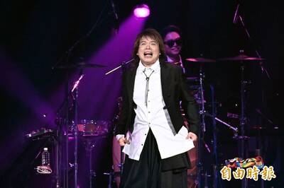 伍佰出事了!麥克風噴飛「唱不下去」 全場嗨喊加班