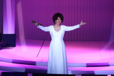 蔡琴92歲媽媽哭了！男粉高喊「我愛妳」 歌后喊話：留下身分證