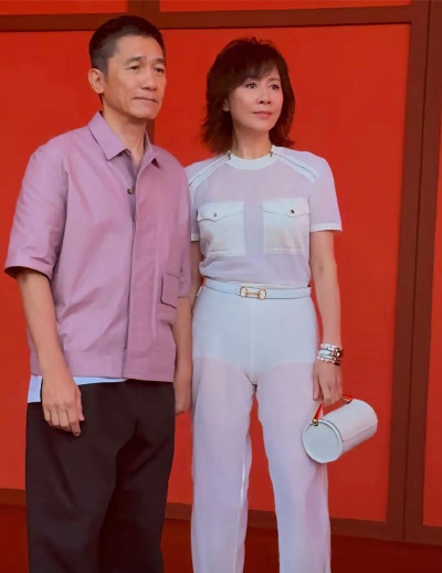 梁朝偉社恐「不安的小手」超無助  偕劉嘉玲現身零保鑣陪同