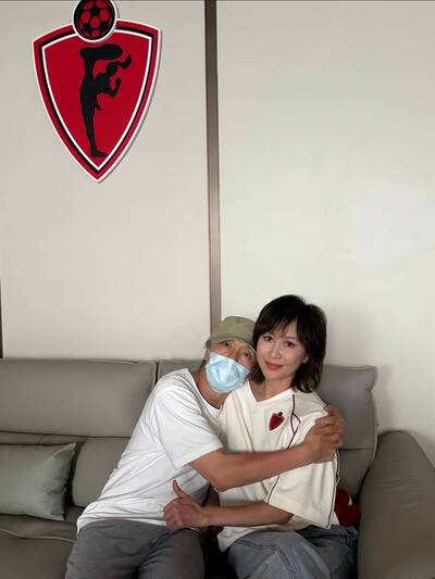 劉嘉玲與星爺重磅合體！一件「少林女足」T恤掀全網瘋猜