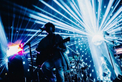 日本神秘系歌手藏7年露面了！網一面倒：歡迎回來