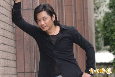 王傑躺著也中槍 歌迷狂練〈一場遊戲一場夢〉慘挨揍