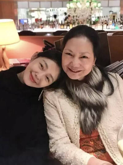 S媽沒盼到大S託夢   深夜心碎連發6文