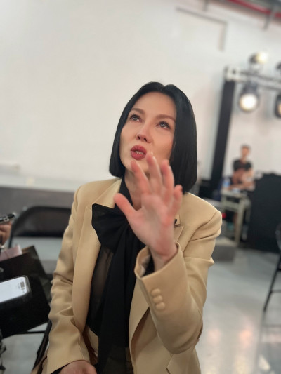 苗可麗活到54歲第一次親爸爸「轉頭秒噴淚」 失智父清晨落淚道歉：妳們好辛苦