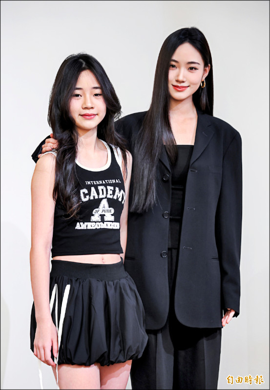 Lily首辦畫展獻愛大S 與小S淚灑畫前