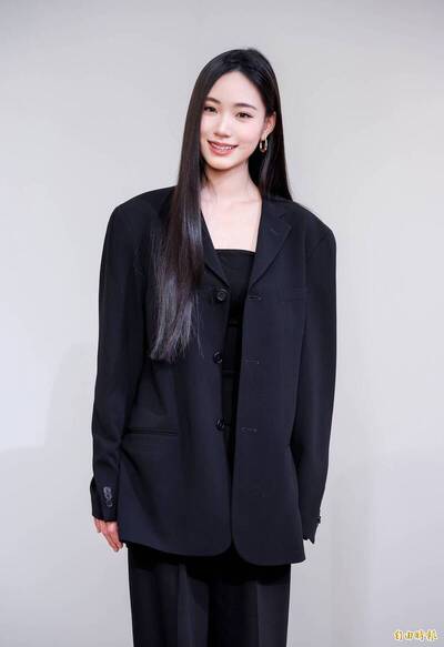 Lily畫展評價兩極 網友吐槽：怎麼有點像Labubu