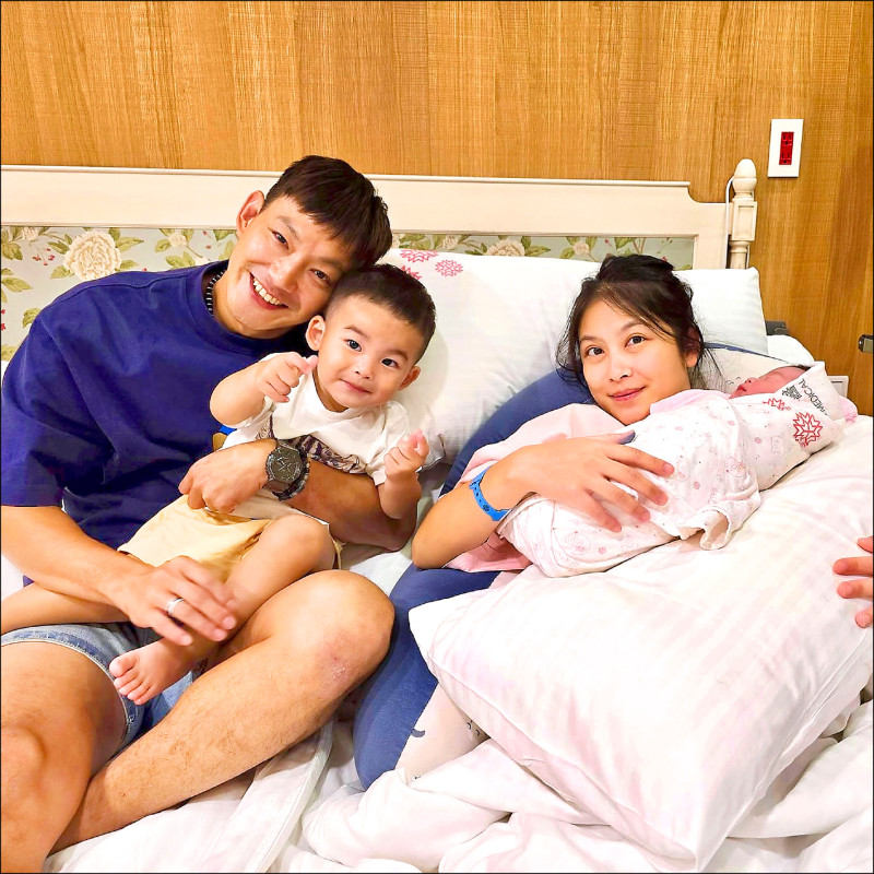 威廉喜迎女兒 卓君澤甜曬一家四口