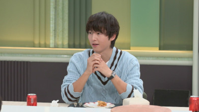 宋仲基幫孩子洗澡噴父愛！女兒剛出生抱緊緊：不想放開