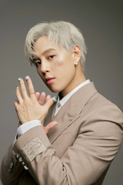 金髮帥哥看演唱會太搶眼 脆友發文肉搜...驚人身分曝光