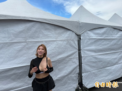 妖嬌走光露出粉紅奶頭 拚場李雅英認了：花台幣20萬隆乳