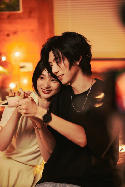 五月天師弟緊黏正妹被拍 哭著上演浪漫細節令人著迷