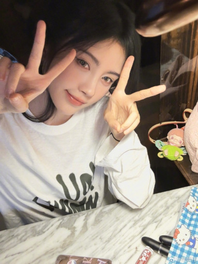 仙氣女星拍戲滑倒慘摔 下巴撞石桌精緻臉險毀容