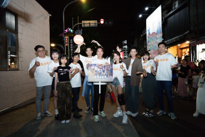 《寶島西米樂》全員南下寵粉！57歲尹昭德獲讚「卡少年」 收花喊感動