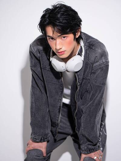 德德曬照回歸！戴爆款耳機掀討論 鄭運鵬回應笑翻網友