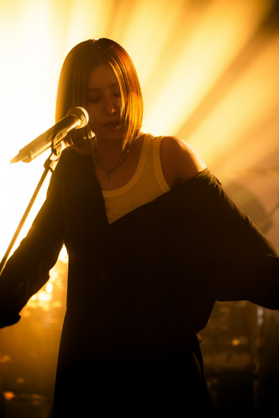 《影后》夯曲主唱談遠距戀 苦等訊息竟收到「我劈腿了」大崩潰