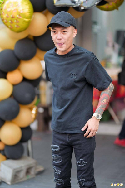 鳳梨傳遭開槍狂轟 親發聲曬黑底白字曝現況