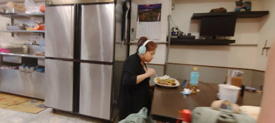 （獨家）64歲民歌天后鄭怡落寞嗑滷味！老公全程神隱 她曝婚姻真相