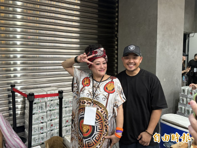 麻辣雞腳賣翻大排長龍！老闆娘是大咖歌后 嫩尪氣爆遭火吻露面了