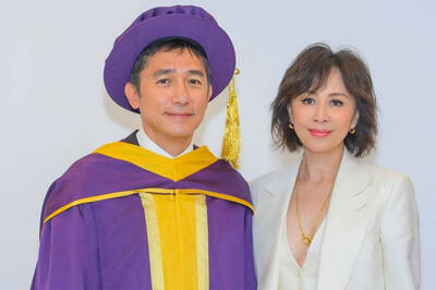 梁朝偉、劉嘉玲放閃光彈 穿情侶衣甜蜜陪跑幸福藏不住