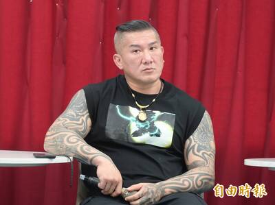 館長登央視雙手上演消失術 網嘲：只有嘴巴可以